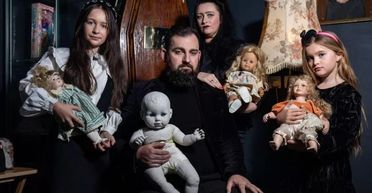 Родину з двома дітьми охрестили "реальною сімейкою Адамсів": що вони витворяють (фото)