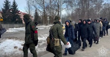 Паніка в Білорусі: чоловіки масово отримують повістки та їдуть на військові збори (фото)