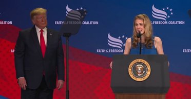 Преданность, переходящая в фанатизм: в Белом доме возмущены книгой о помощнице Трампа