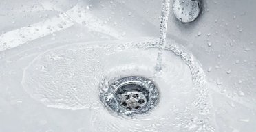 Лайфхаки, які допоможуть прочистити злив на кухні