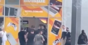 СМИ пишут о захвате ТРЦ в Киеве: полиция выступила с опровержением (видео)
