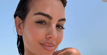 Наречена Роналду продемонструвала фігуру в яскравому купальнику (фото)