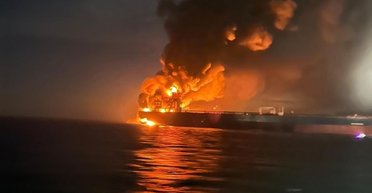 Могли подорваться на мине: в Черном море горят танкеры из "теневого флота" РФ (видео)