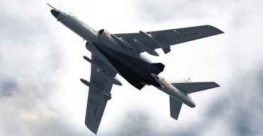 На китайский бомбардировщик H-6 подцепили загадочный дрон (фото)