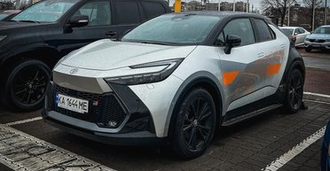 В Киеве заметили новый яркий кроссовер Toyota с расходом 4,1 л на 100 км (фото)