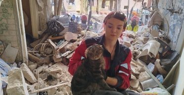 Справжнє диво: у Києві врятували кота, який пробув під завалами 10 годин (фото)
