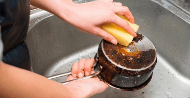 Як часто потрібно міняти губку для миття посуду: неочікуване розʼяснення