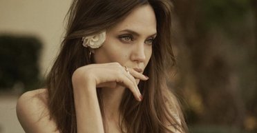 50-річна Анджеліна Джолі вийшла у світ у напівпрозорій сукні (відео)