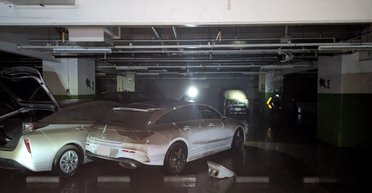 Mercedes, Lexus и BMW: сотни дорогих авто четыре дня стояли затопленными на паркинге (фото)