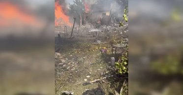 ВС РФ массированно атаковали Доброполье: жилые дома в огне (видео)