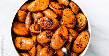 Ярко и изысканно: гарнир из запеченной моркови с чесноком и пармезаном