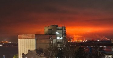 Раздаются взрывы в Саратове и Энгельсе: россияне жалуются на атаку дронов, пылает местный НПЗ (фото, видео)