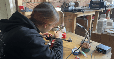 От ювелира от волонтерки: 28-летняя Виолетта собирает дома дроны для отца и брата (видео)