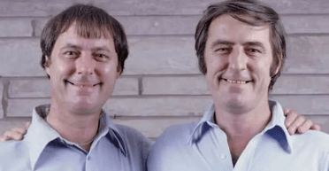 Не знали одне одного 39 років: розлучені при народженні близнюки вели ідентичне життя (фото)