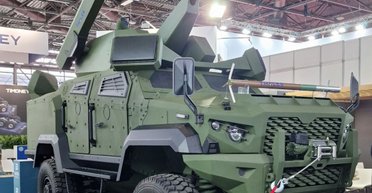 Сочетает защиту от дронов и прямую огневую поддержку: Словакия передала Украине новый бронеавтомобиль