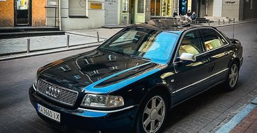 Быстрый и роскошный: в Украине заметили редкий заряженный седан Audi 2000-х (фото)