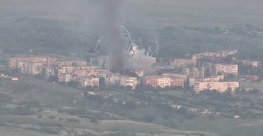 "Палає й вибухає": "Гради" знищили склади з боєприпасами та пальним РФ у Соледарі (відео)