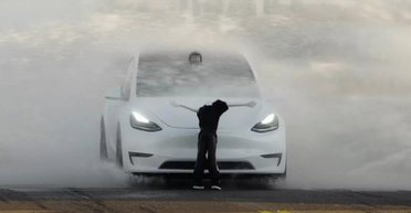 Протаранил стену и сбил "ребенка": автопилот Tesla провалил простые тесты (видео)