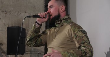 "Потерял самое ценное": рэпер и боец ССО Yarmak стал жертвой преступников в поезде (видео)