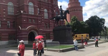 "ГУР" в Москве: источники Фокуса показали, как на памятнике Жукову появилась надпись (видео)