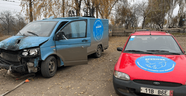 В Константиновке авто с иностранными журналистами и волонтерами попал под обстрел: видео атаки