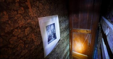 Таємниця за замком на дверях: загадкові знахідки вразили пару під час ремонту (відео)