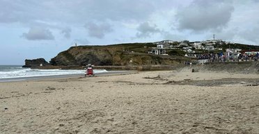 Стояли и смотрели: в Британии люди фотографировались на пляже, пока женщина тонула в море