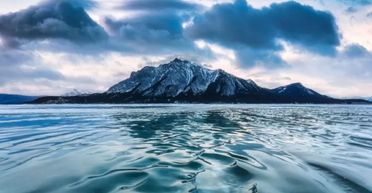 Чоловік побачив у замерзлому озері посеред гір дещо незбагненне (фото, відео)