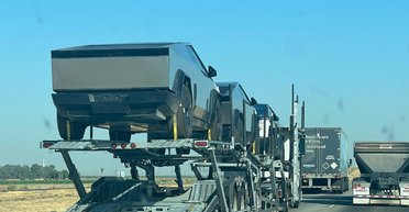 В США заметили автовозы с новенькими пикапами Tesla Cybertruck (фото)