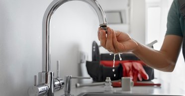 В СМИ сообщили об отключениях воды в Киеве после обстрела ВС РФ: водоканал отреагировал