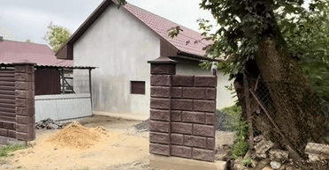 Украинка не доставила забор, поссорившись за 1 метр земли с соседом (фото)