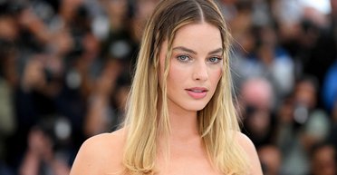 Челка и небрежные кудри. Топ-7 трендов причесок осени 2020