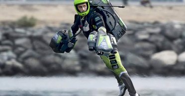 Гонки "железных людей": в Дубае впервые в мире соревновались гонщики в реактивных костюмах (фото)