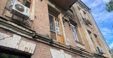 Обвал балкона в Киеве под режиссером Уолтерсом: в КГГА объяснили, почему не проверили здание (видео)