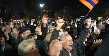 Штурм будівлі уряду і сутички з поліцією: події в Єревані стають некерованими (відео)