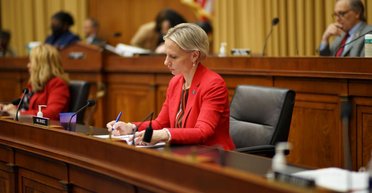 Конгресвумен із Чернігова виступила проти допомоги Україні: що думають про неї жителі рідного міста, — WP