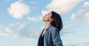 Ученые рассказали, почему люди обычно дышат только одной ноздрей