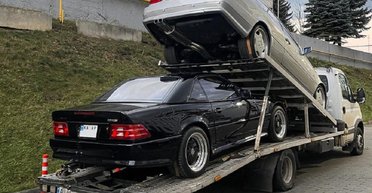 В Украине заметили автовоз с очень редкими спорткарами Mercedes 90-х (фото)