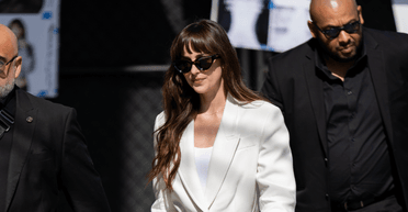 Дакота Джонсон показала, як носити штанний костюм влітку 2024 (фото)