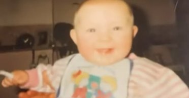 Стара світлина з архіву родини шокувала жінку: що вона тримає в руках