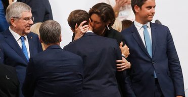 Обійми та поцілунок президента Франції Еммануеля Макрона з міністеркою спорту викликали ажіотаж