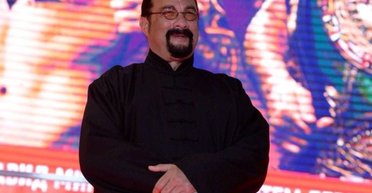 Чиновники подходят и кланяются: Стивен Сигал стал гостем инаугурации Путина  (фото)