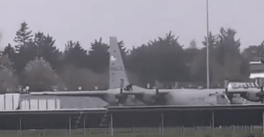 Чоловік із сокирою напав на американський військовий літак: подробиці (відео)