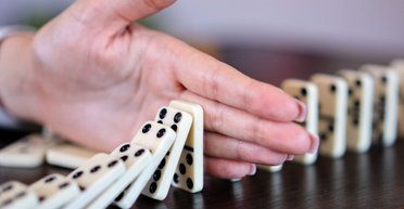 Ефект доміно: як падіння банків у США вплине на долар, світову економіку та Україну