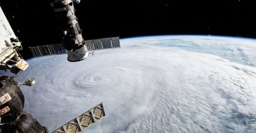 Китай выведет на орбиту "повербанк" для тайфунов: заодно, будет заряжать спутники