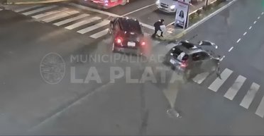 Родилась в рубашке: аргентинке удалось чудом избежать страшного ДТП на "зебре" (видео)