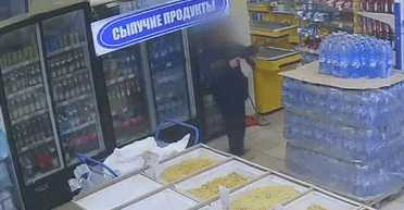 Чоловік почав стрілянину з АК-47 в супермаркеті Донецька: його знезброїли силовики (відео)