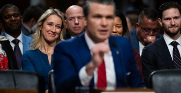 Всегда в тени: что известно о жене Пита Хегсета, нового министра обороны США