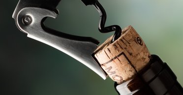 На самом деле штопор изначально придумали вовсе не для вина: для чего его использовали