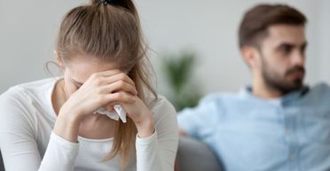 Чоловік анулював шлюб, коли побачив медичну книжку дружини: що вона приховала про себе